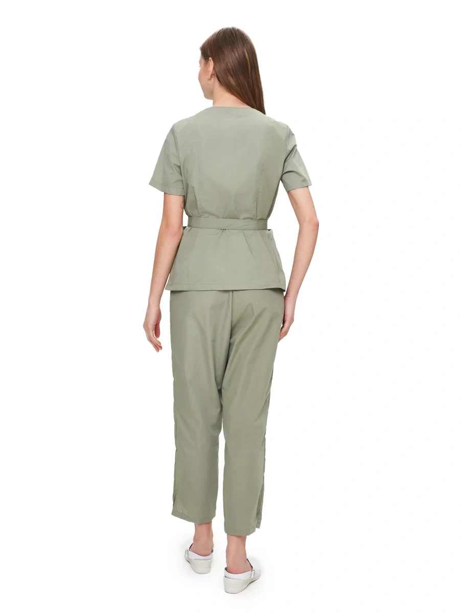 Костюм женский "Юмелия" зеленый воск АКЦИОННАЯ ЦЕНА -20% ДО 30.11.2025г. - фото 3