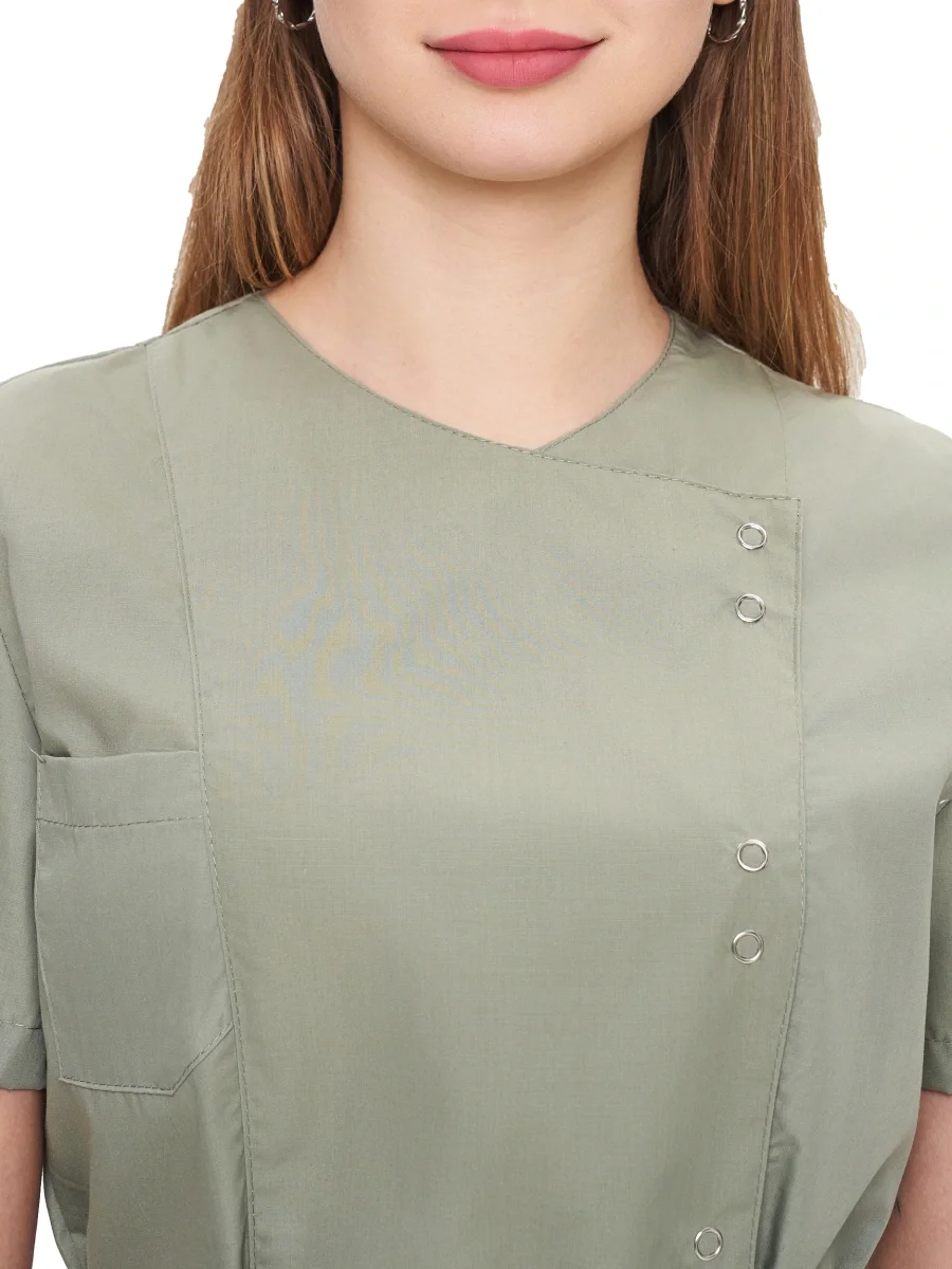 Костюм женский "Юмелия" зеленый воск АКЦИОННАЯ ЦЕНА -20% ДО 30.11.2025г. - фото 4