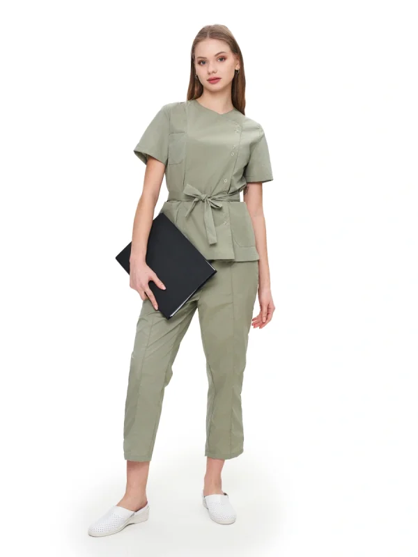 Костюм женский "Юмелия" зеленый воск АКЦИОННАЯ ЦЕНА -20% ДО 30.11.2025г.